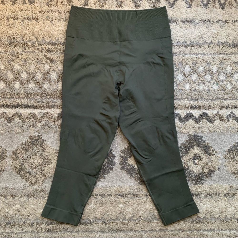 Lululemon Gator Green Zone In Crop 12